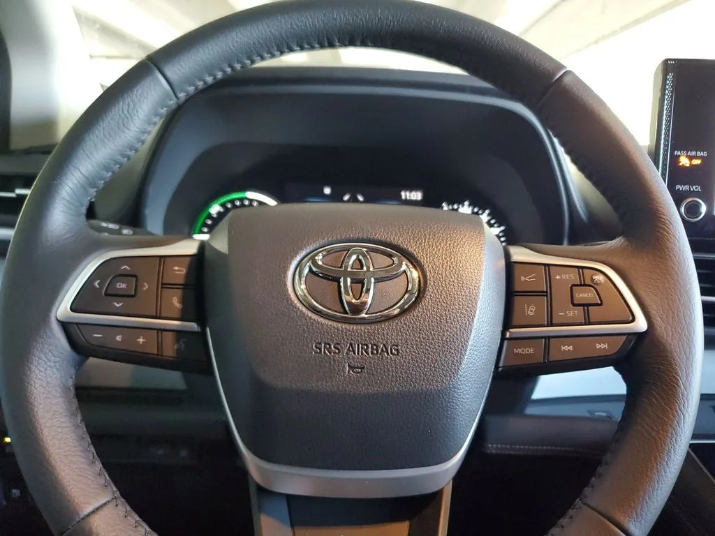 2026 Toyota Sienna XLE 7 Passenger photo 24