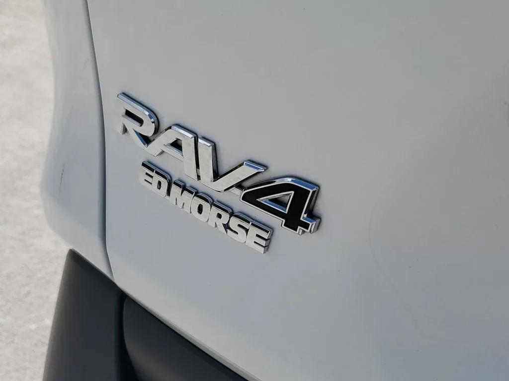 2025 Toyota RAV4 Hybrid LE photo 9