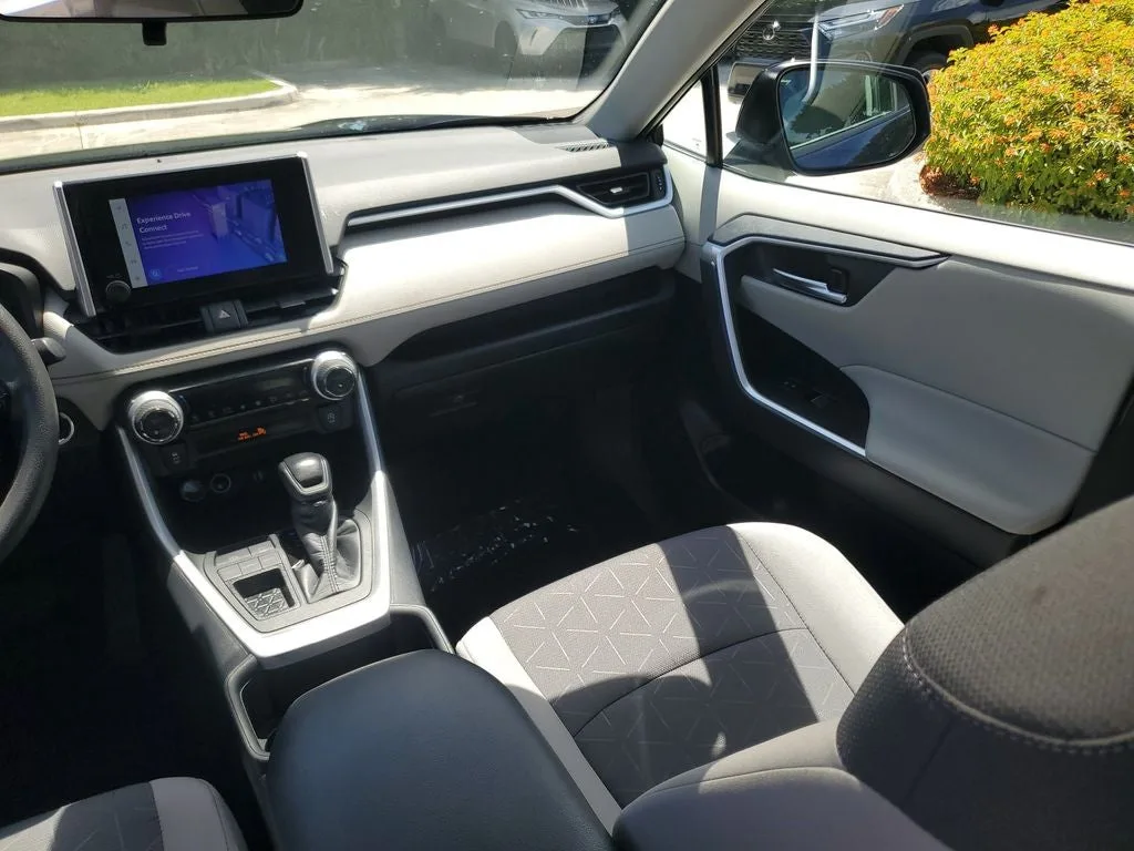 2024 Toyota RAV4 XLE photo 17
