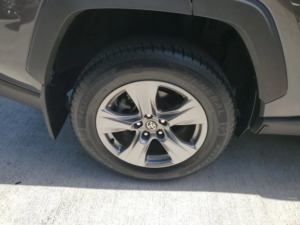 2024 Toyota RAV4 XLE photo 7