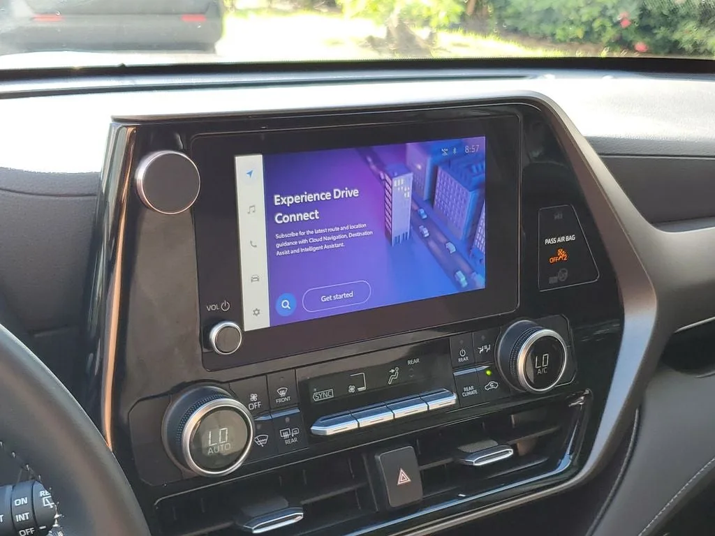 2024 Toyota Highlander LE photo 28