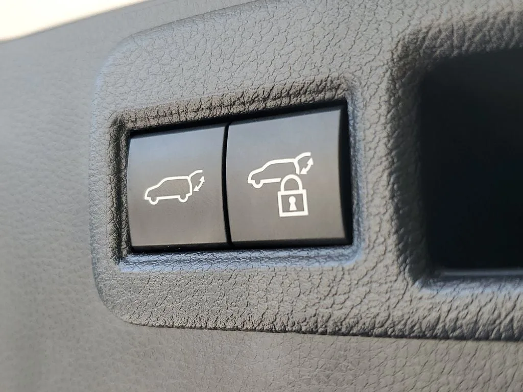2023 Toyota Venza LE photo 9
