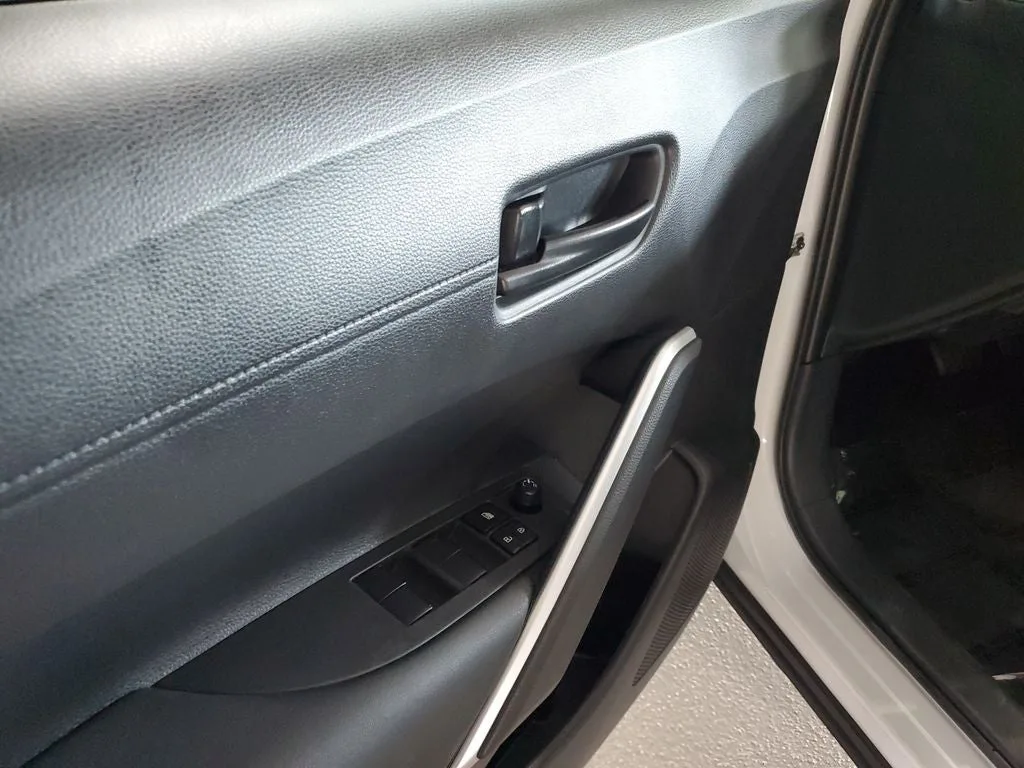 2024 Toyota Corolla Cross LE photo 18