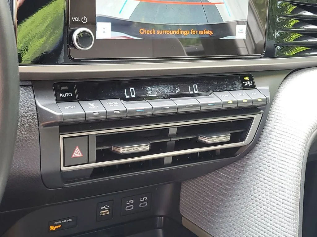 2025 Toyota Camry SE photo 28