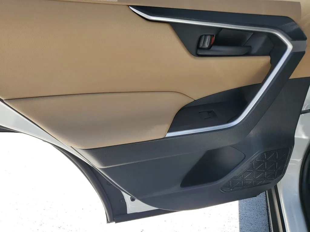 2025 Toyota RAV4 Hybrid LE photo 11