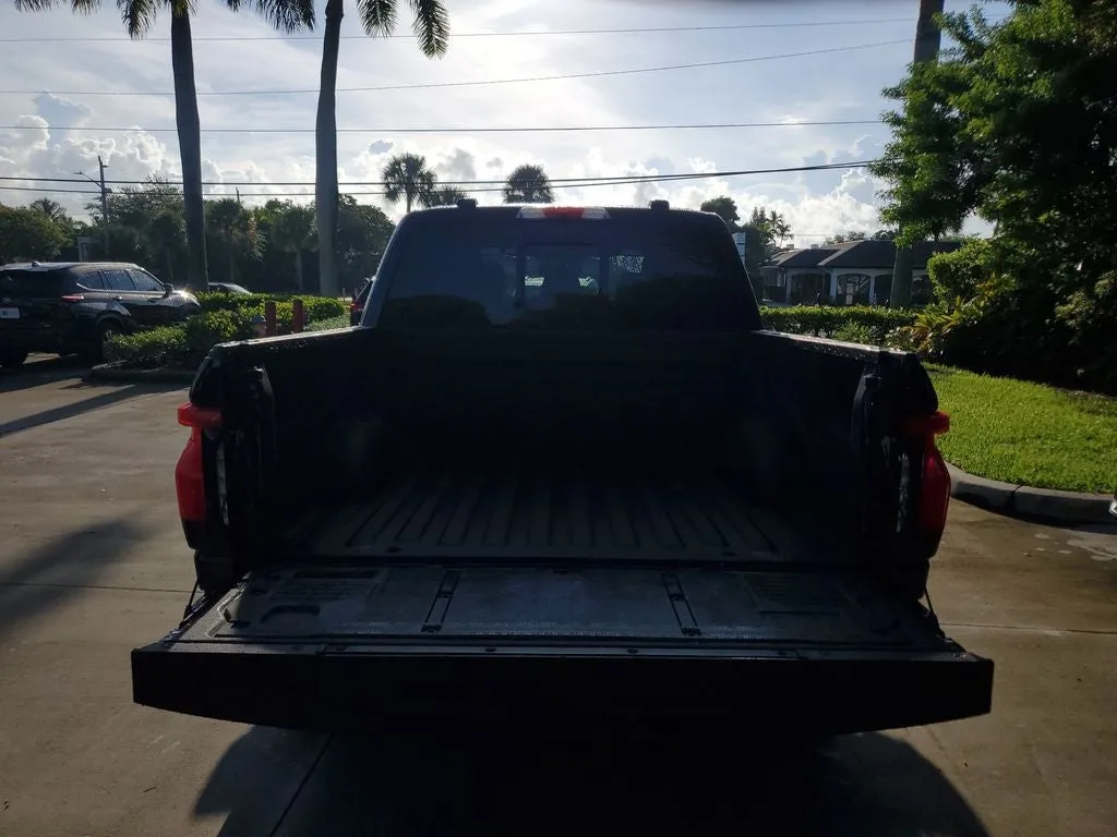 2022 Ford F-150 Lightning Lariat photo 9