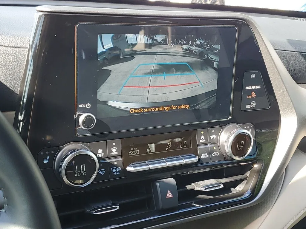 2025 Toyota Highlander XLE photo 29