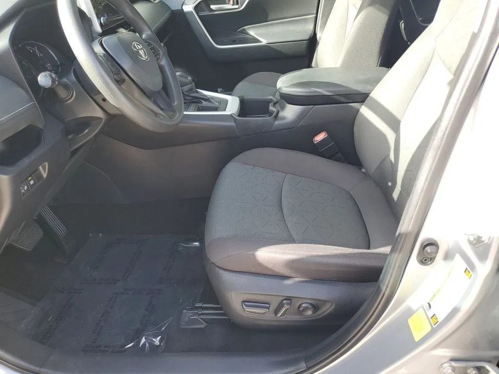 2024 Toyota RAV4 XLE photo 20