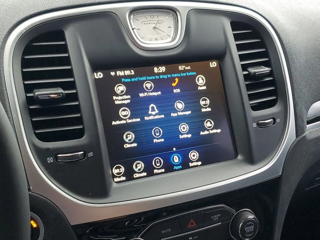 2023 Chrysler 300 Touring photo 25