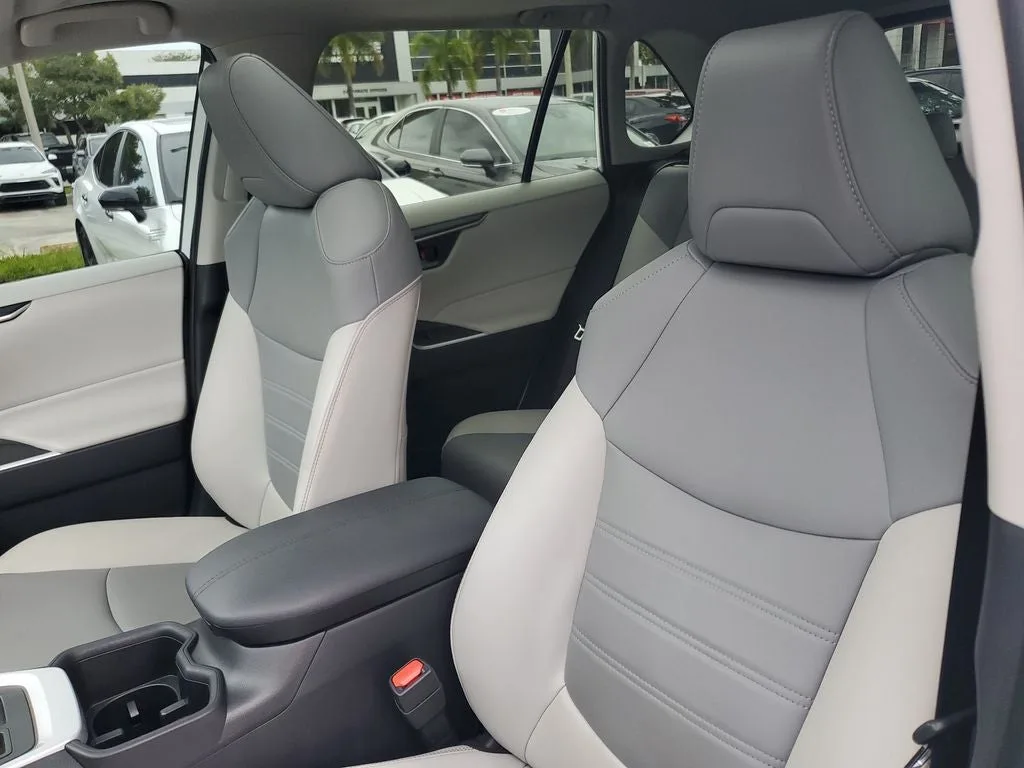 2024 Toyota RAV4 XLE Premium photo 21