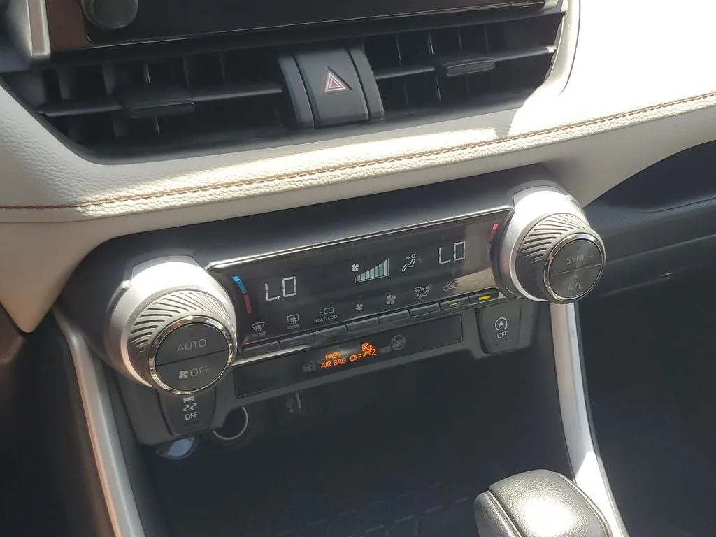 2024 Toyota RAV4 XLE photo 30