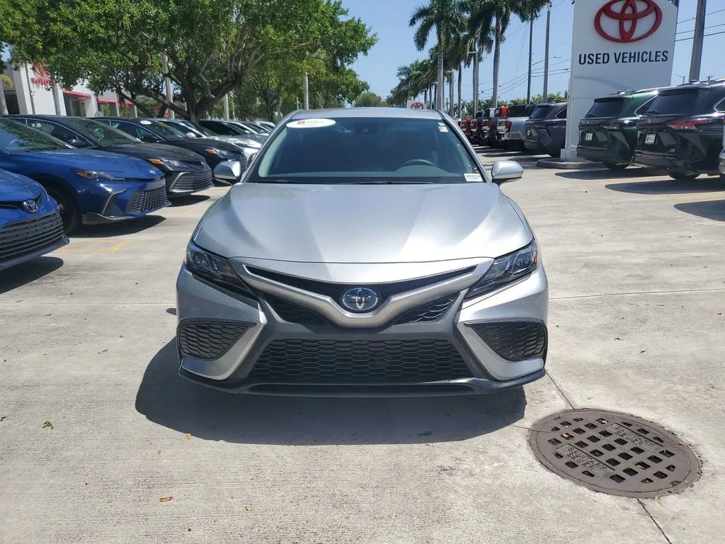 2024 Toyota Camry Hybrid SE photo 2