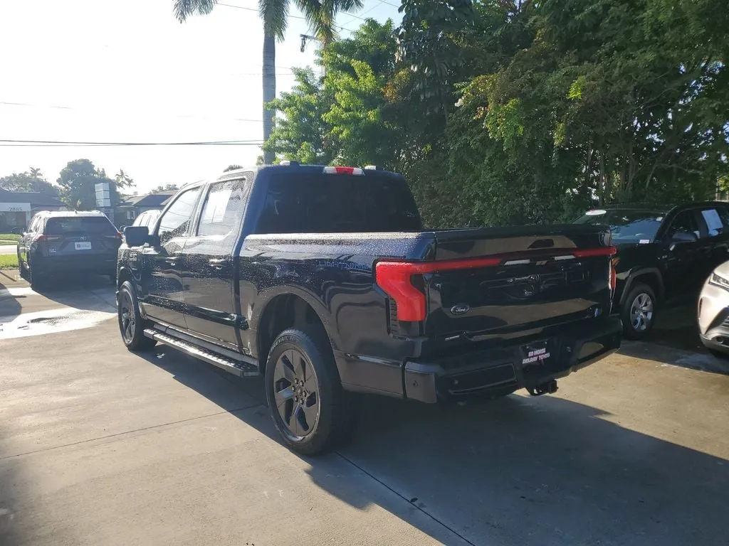 2022 Ford F-150 Lightning Lariat photo 5
