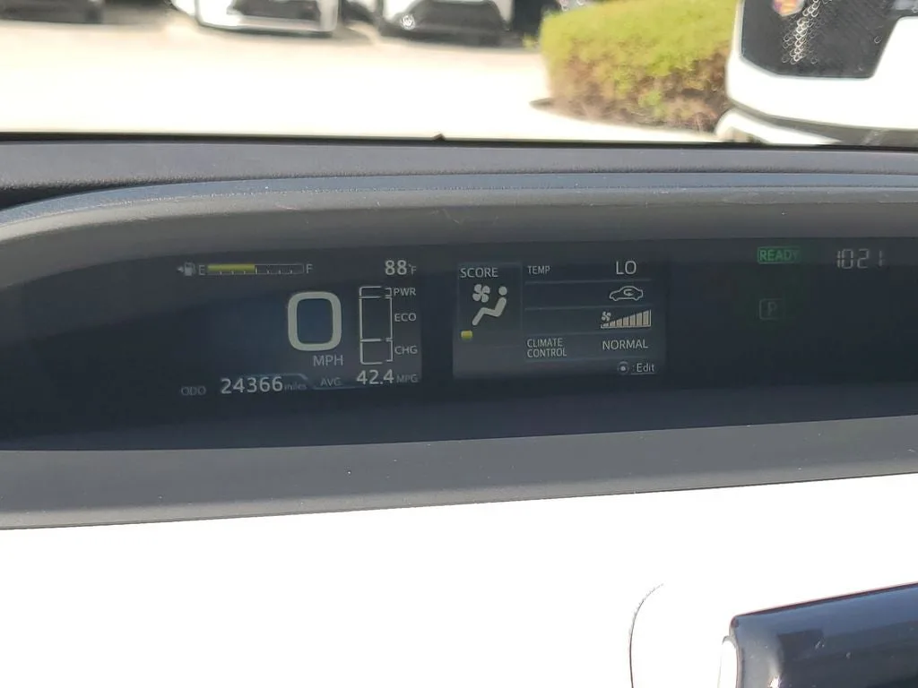 2022 Toyota Prius LE photo 26