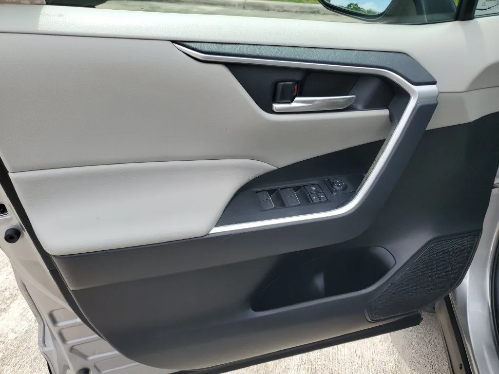 2023 Toyota RAV4 XLE Premium photo 19