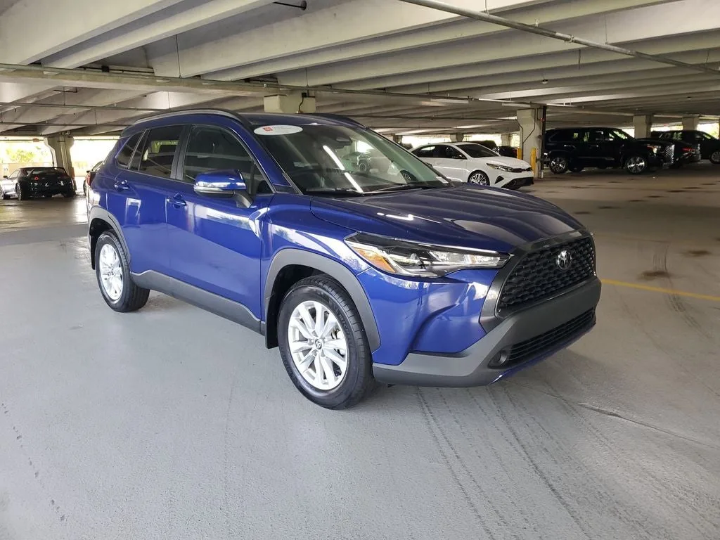 2023 Toyota Corolla Cross LE photo 3
