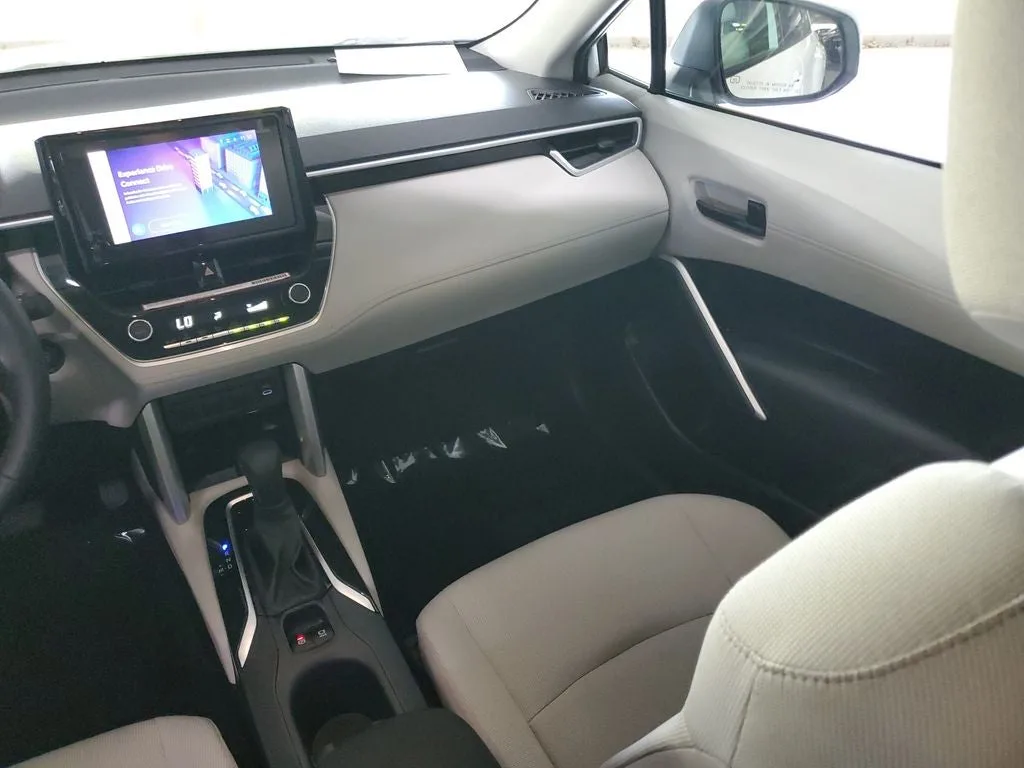 2024 Toyota Corolla Cross LE photo 16