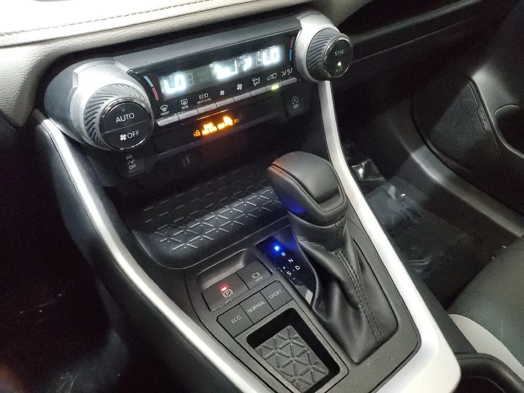 2025 Toyota RAV4 XLE photo 29