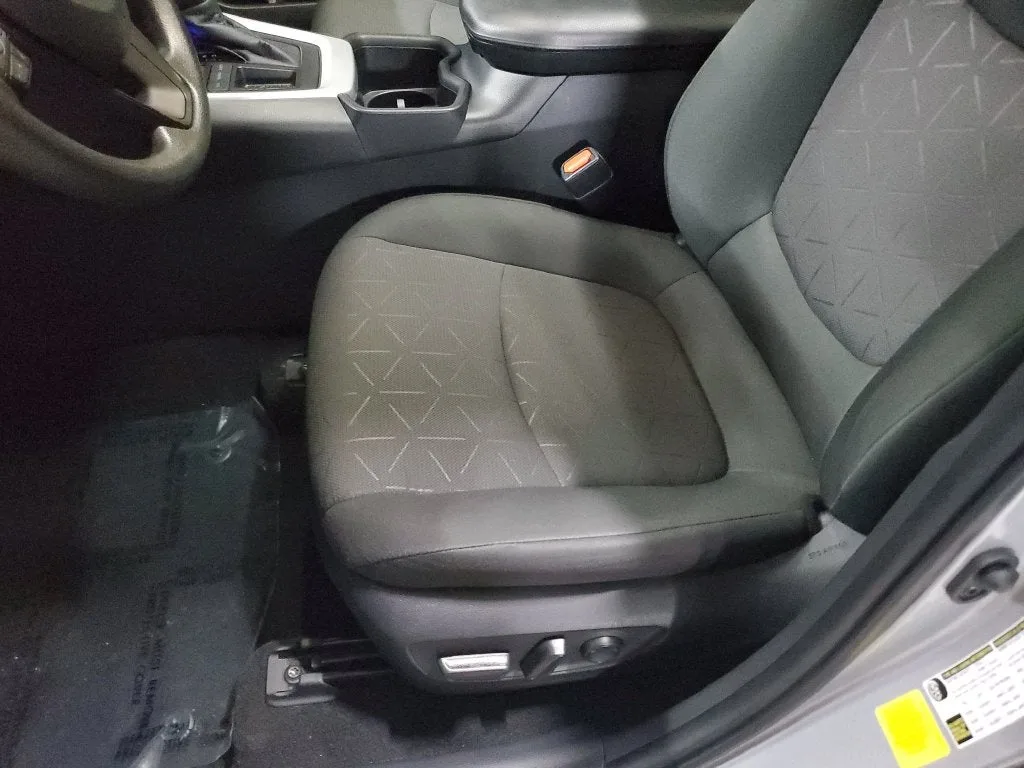2023 Toyota RAV4 XLE photo 21