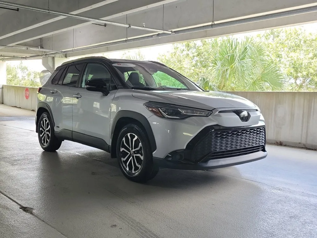 2024 Toyota Corolla Cross Hybrid SE photo 3