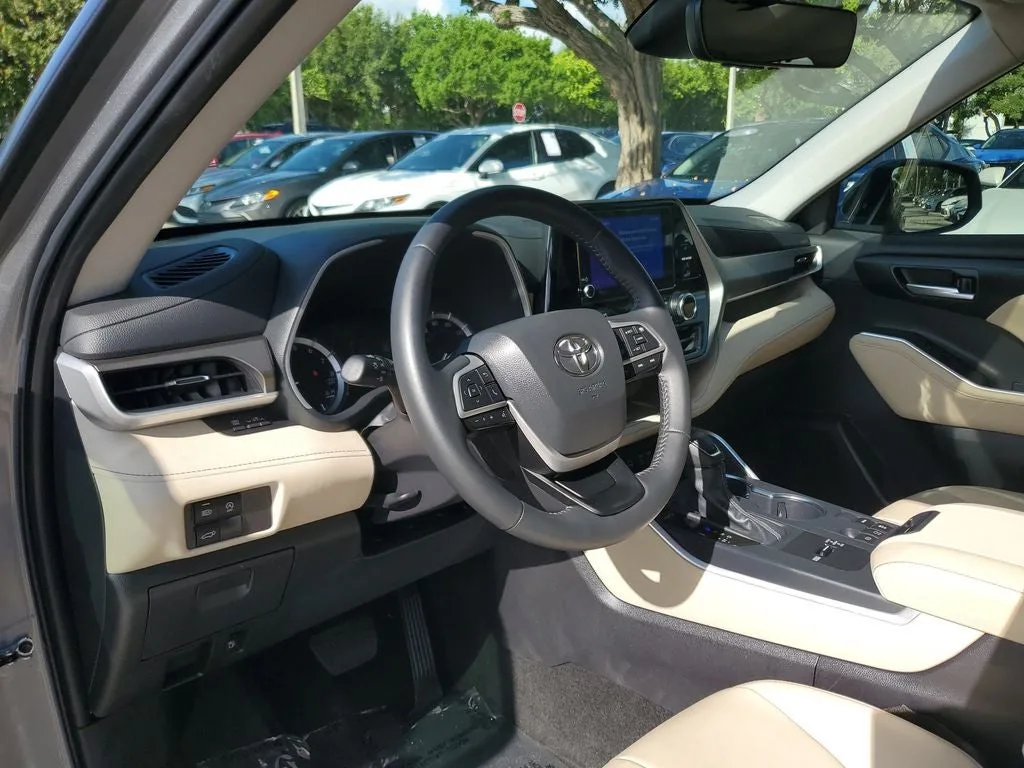 2025 Toyota Highlander XLE photo 23