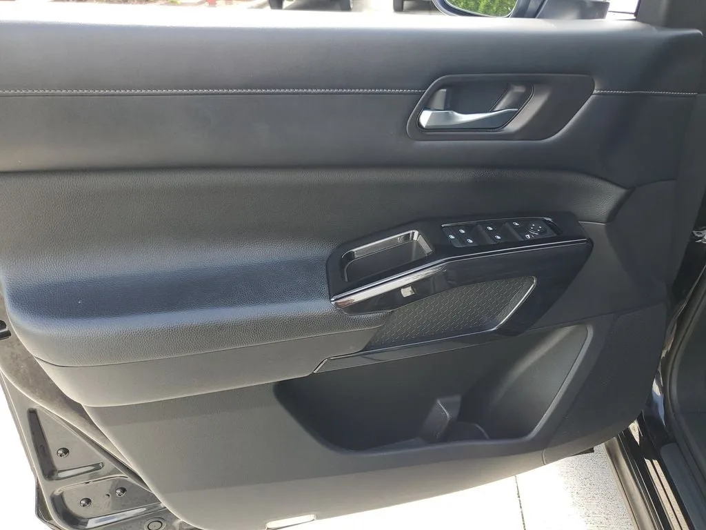 2022 Nissan Pathfinder SV photo 19