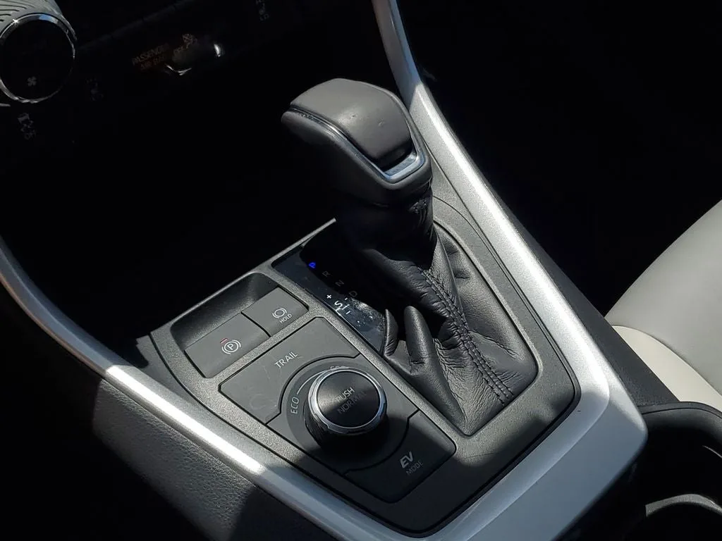 2021 Toyota RAV4 Hybrid XLE Premium photo 31