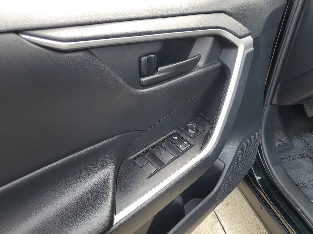 2025 Toyota RAV4 Hybrid LE photo 18