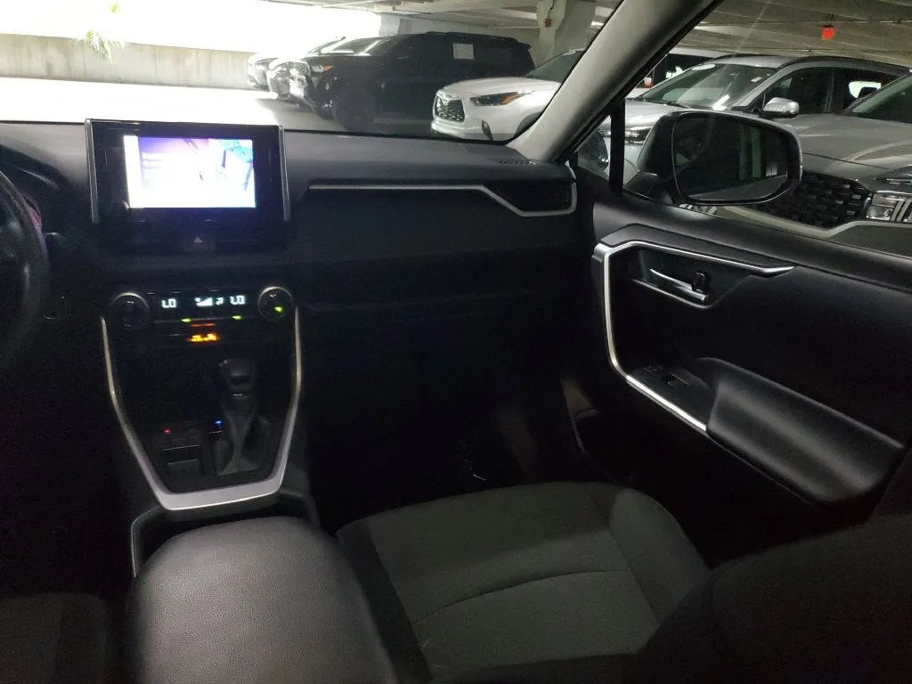2023 Toyota RAV4 XLE photo 17