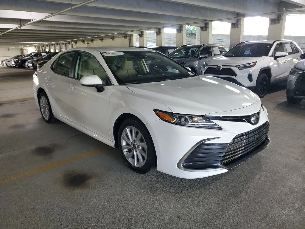 2021 Toyota Camry LE photo 3