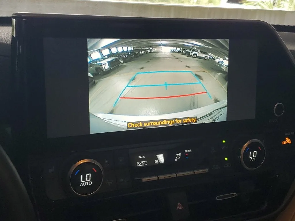 2023 Toyota Highlander XLE photo 30