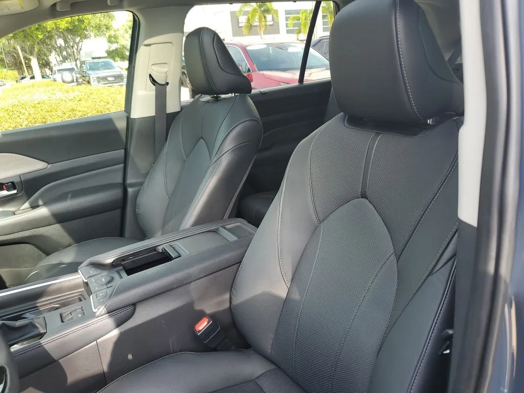 2025 Toyota Grand Highlander Limited photo 21