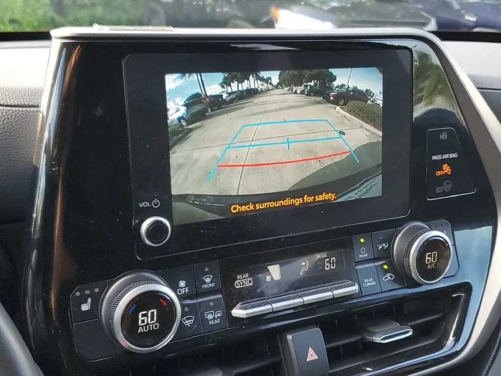 2024 Toyota Highlander XLE photo 30