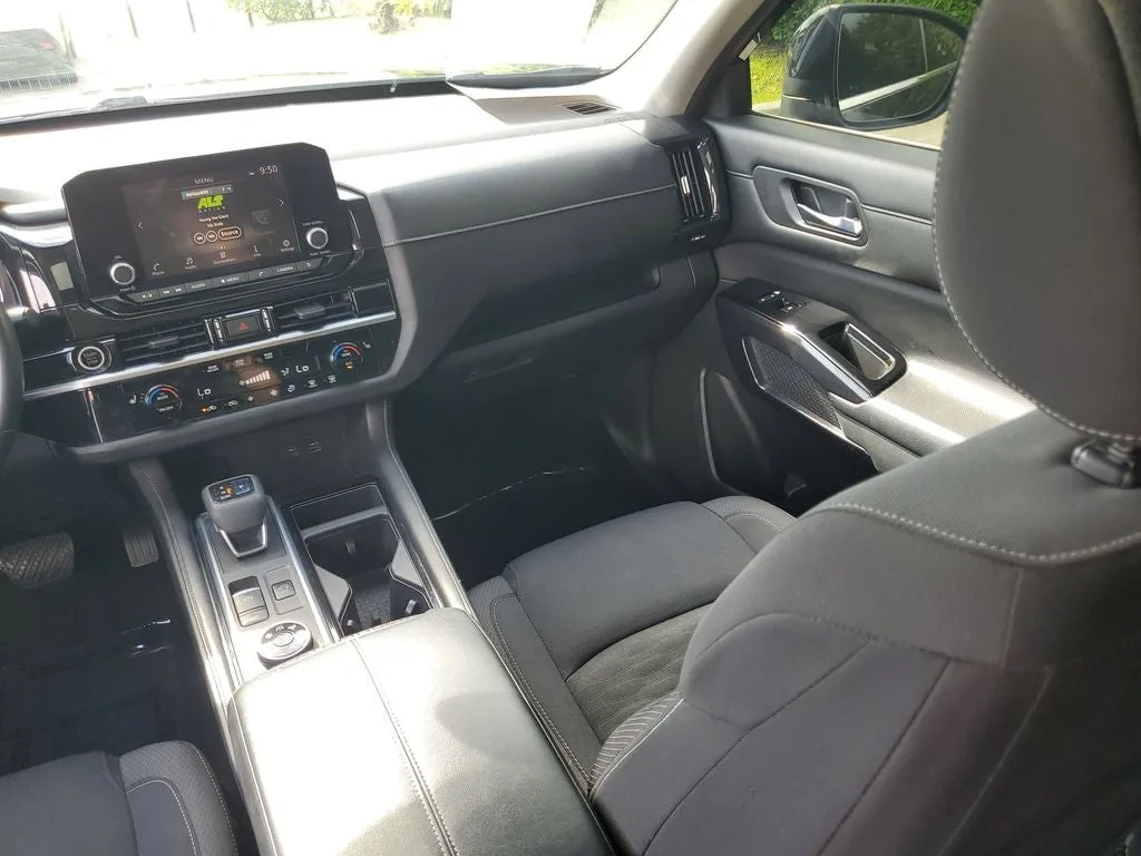 2022 Nissan Pathfinder SV photo 18