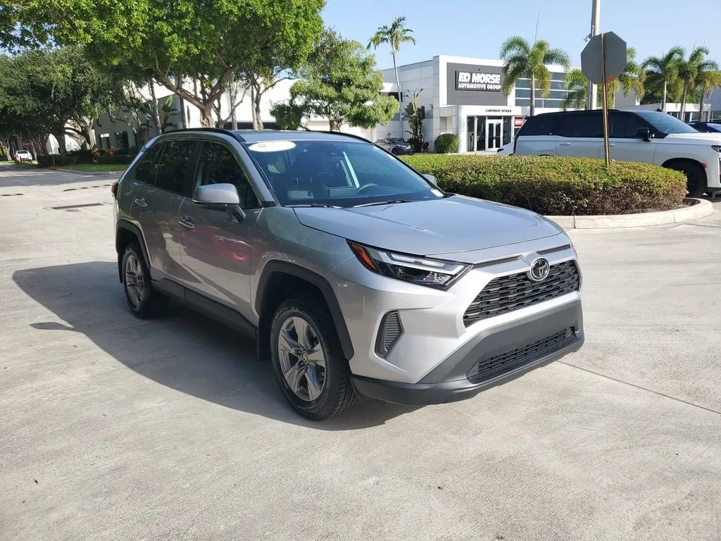 2024 Toyota RAV4 XLE photo 3