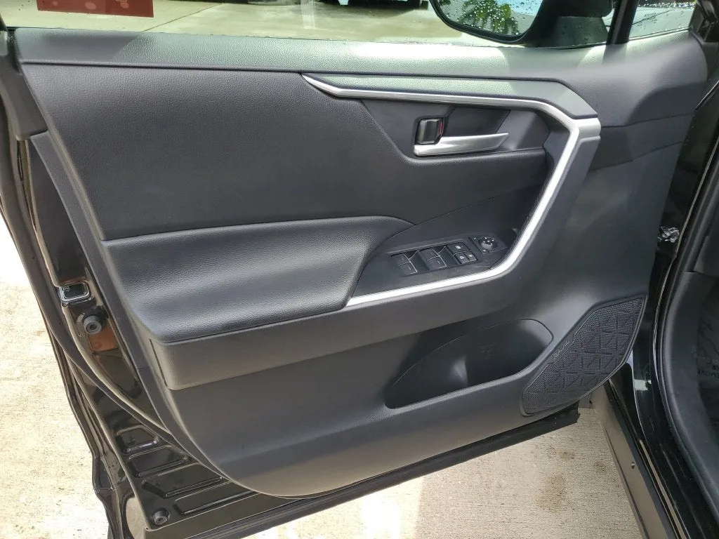 2025 Toyota RAV4 XLE photo 17