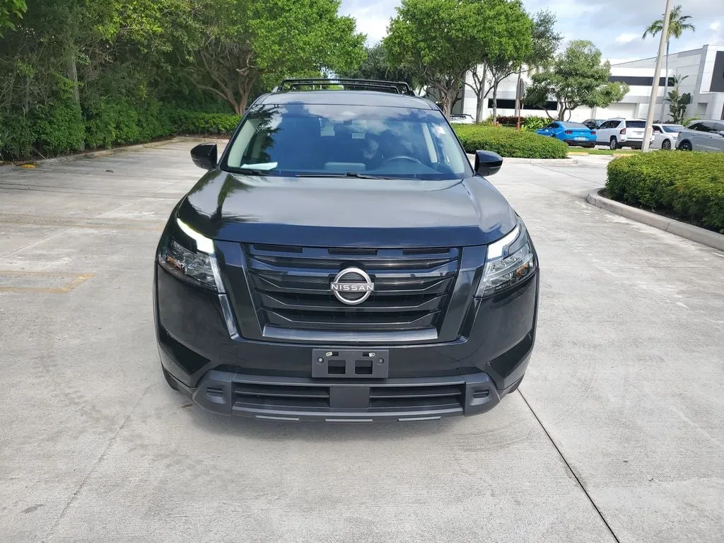2022 Nissan Pathfinder SV photo 2
