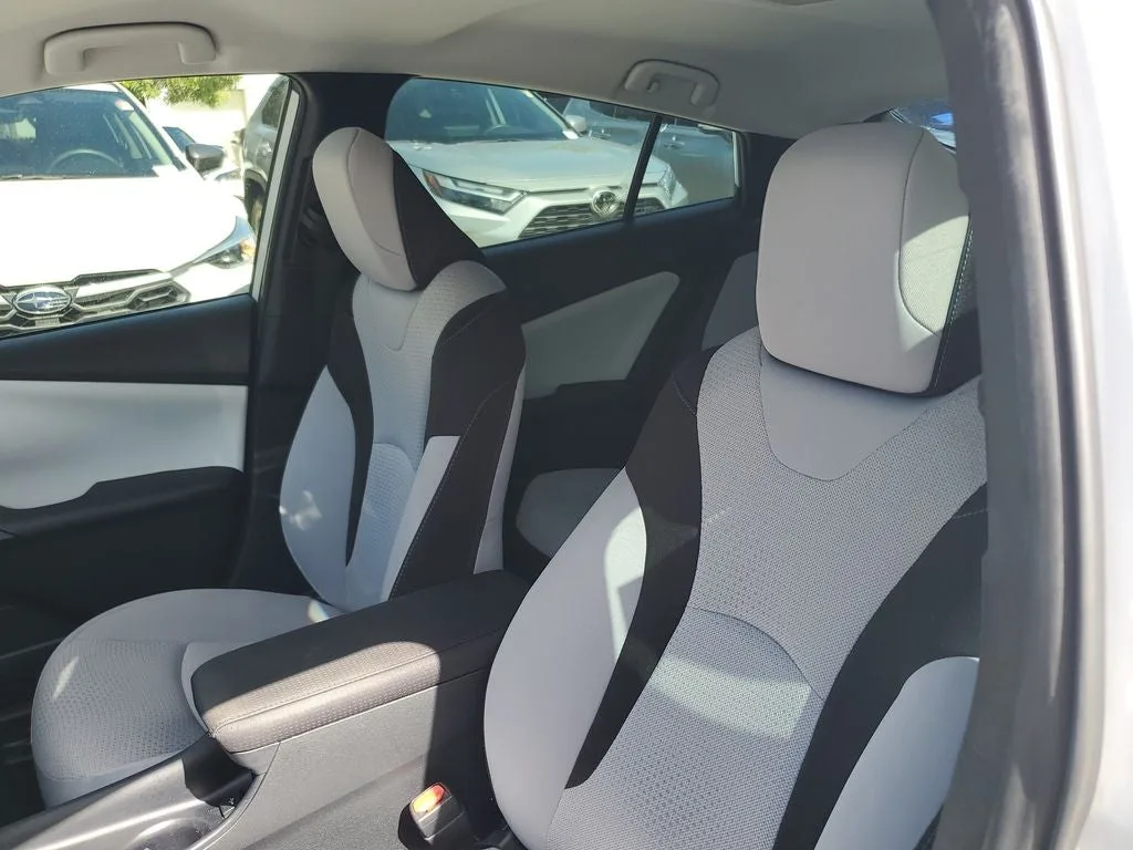 2022 Toyota Prius LE photo 20