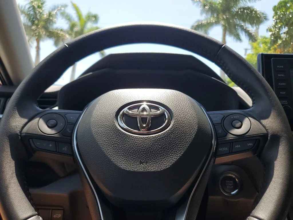 2022 Toyota RAV4 XLE Premium photo 24
