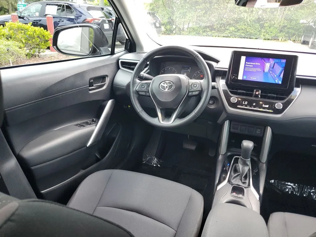 2024 Toyota Corolla Cross LE photo 14