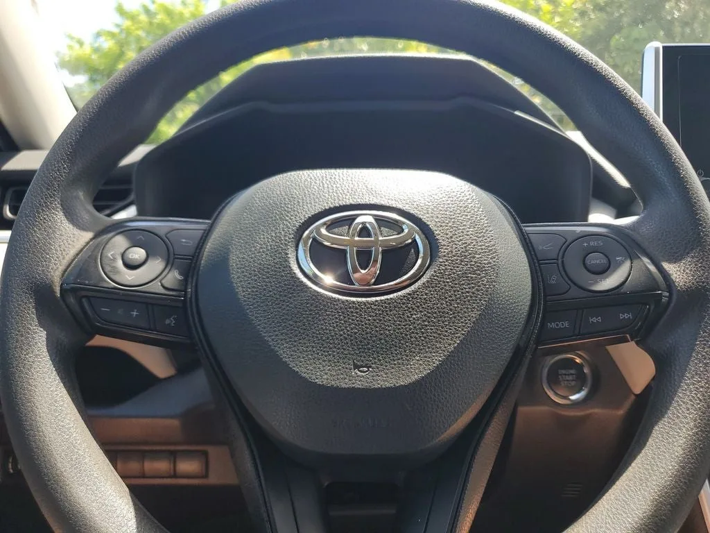 2024 Toyota RAV4 XLE photo 24