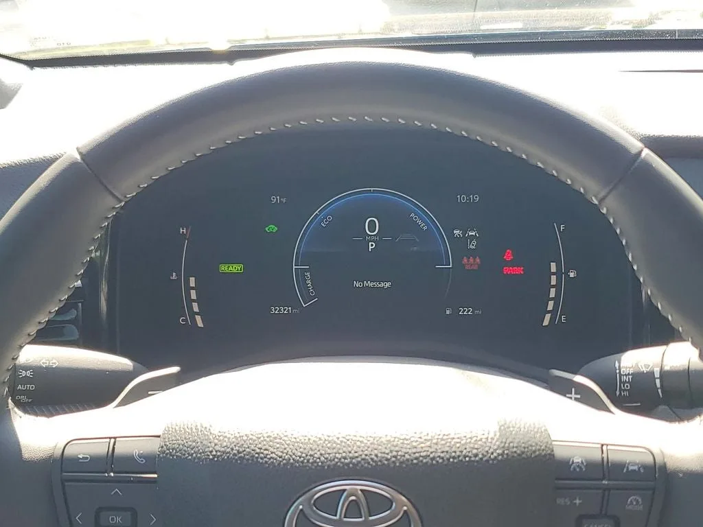 2025 Toyota Camry SE photo 23