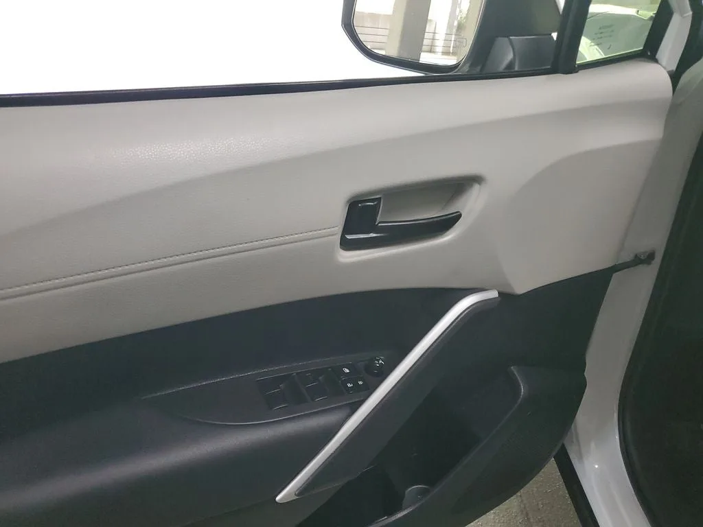 2025 Toyota Corolla Cross L photo 17