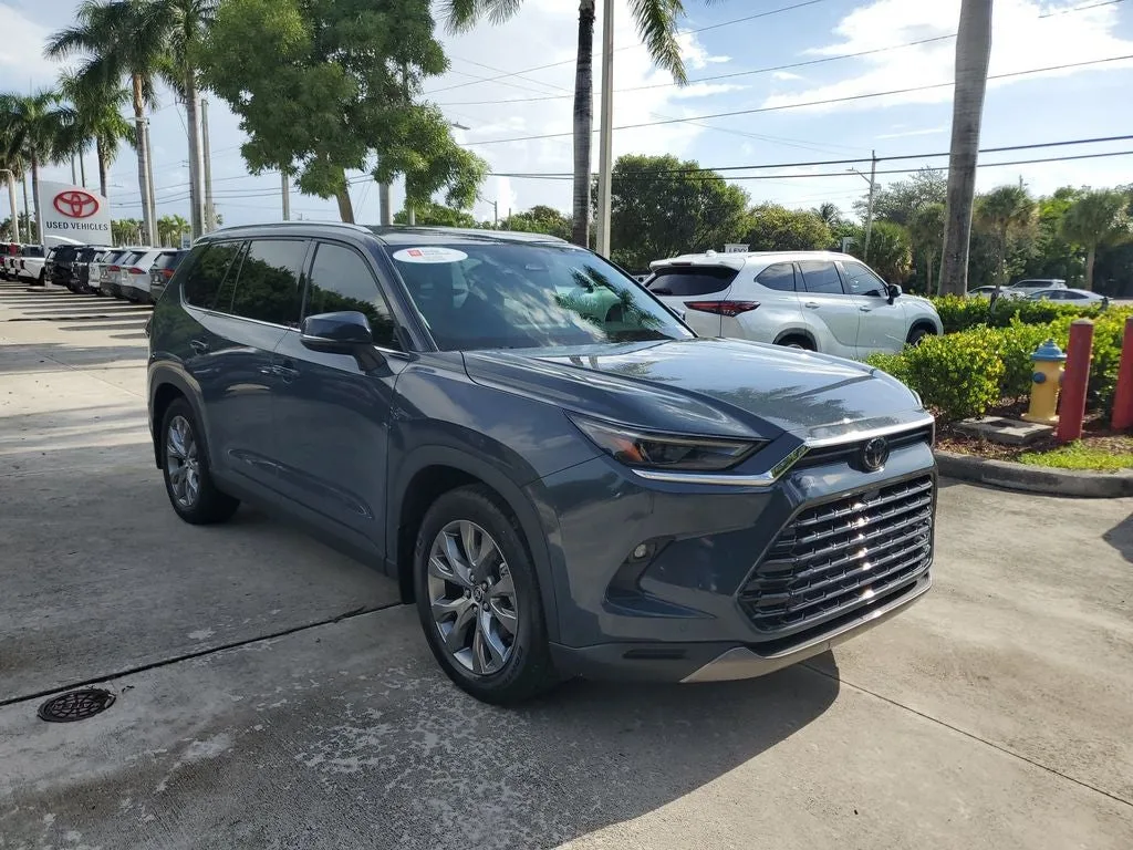 2025 Toyota Grand Highlander Limited photo 3