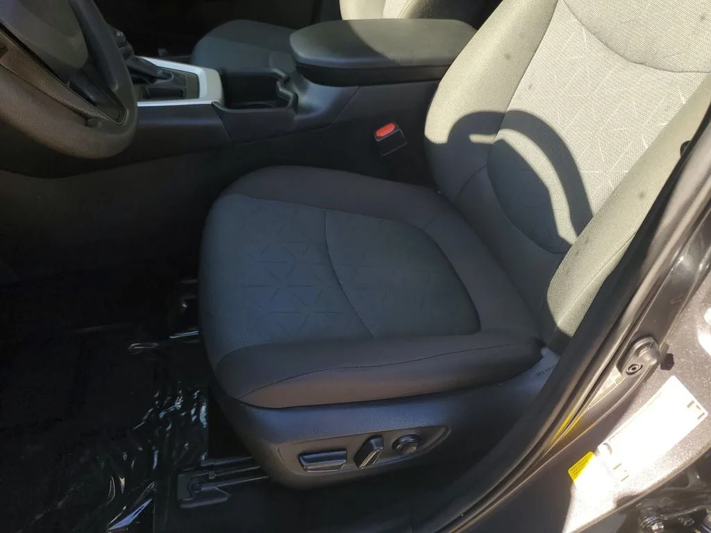 2025 Toyota RAV4 XLE photo 21