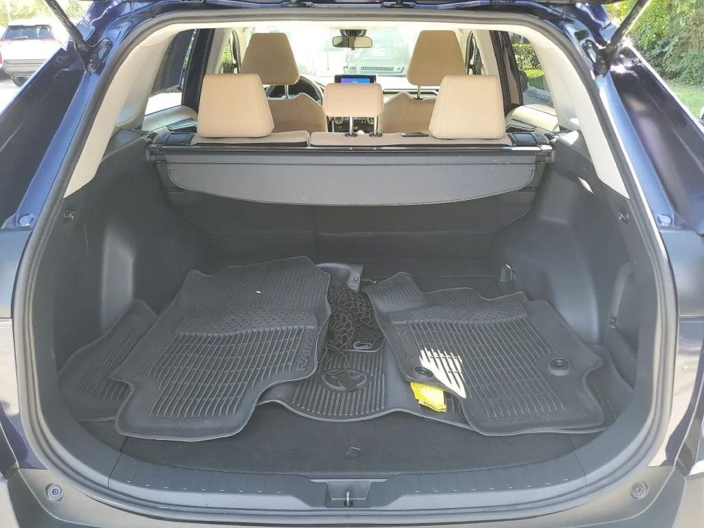 2024 Toyota RAV4 Hybrid XLE photo 10
