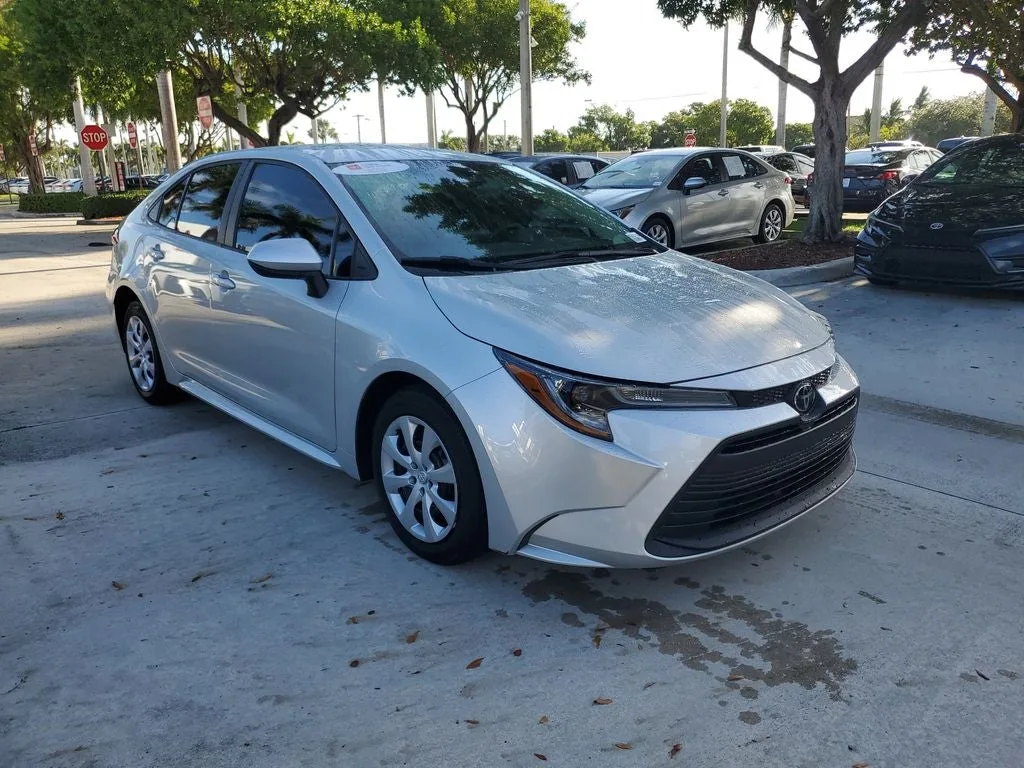 2025 Toyota Corolla LE photo 3