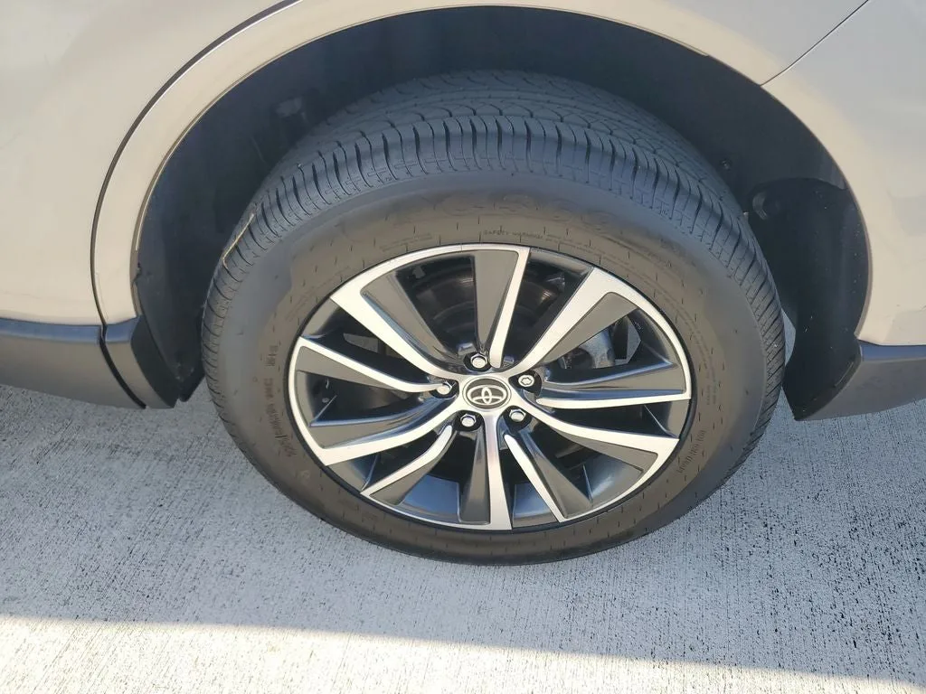 2023 Toyota Venza LE photo 6