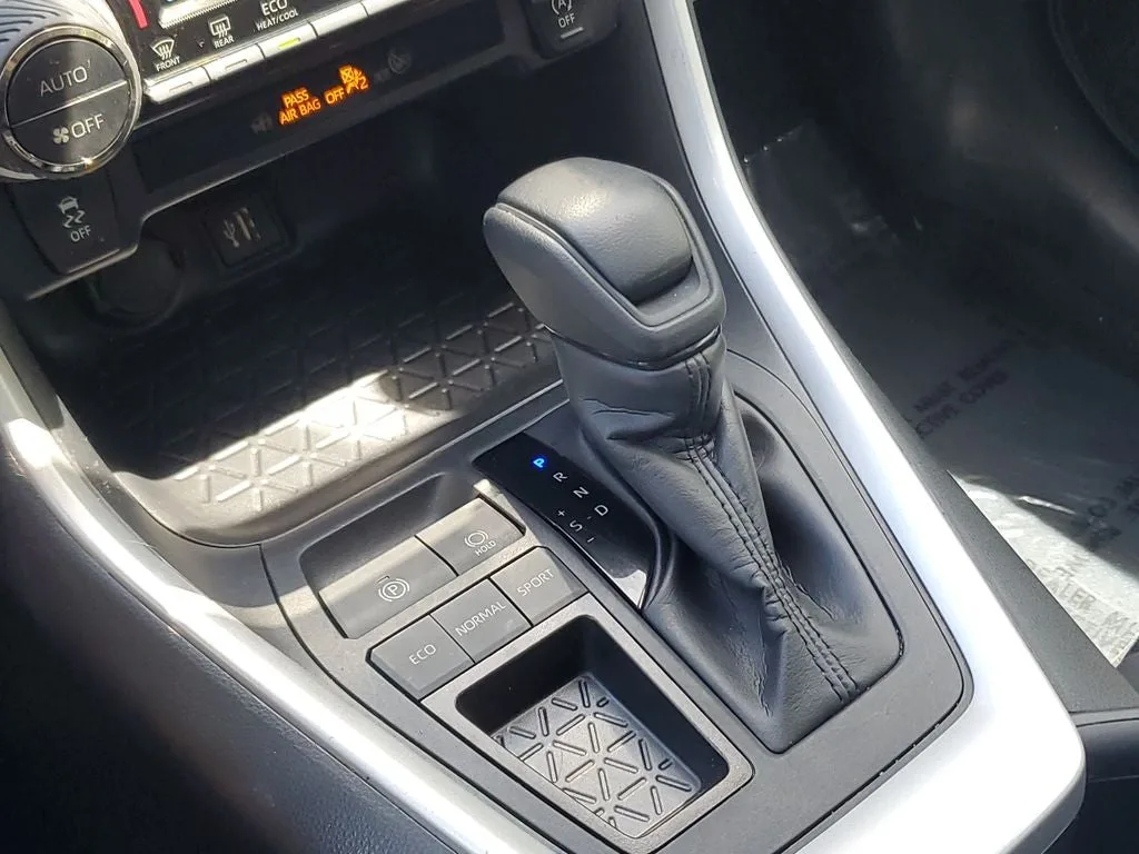 2024 Toyota RAV4 XLE photo 31