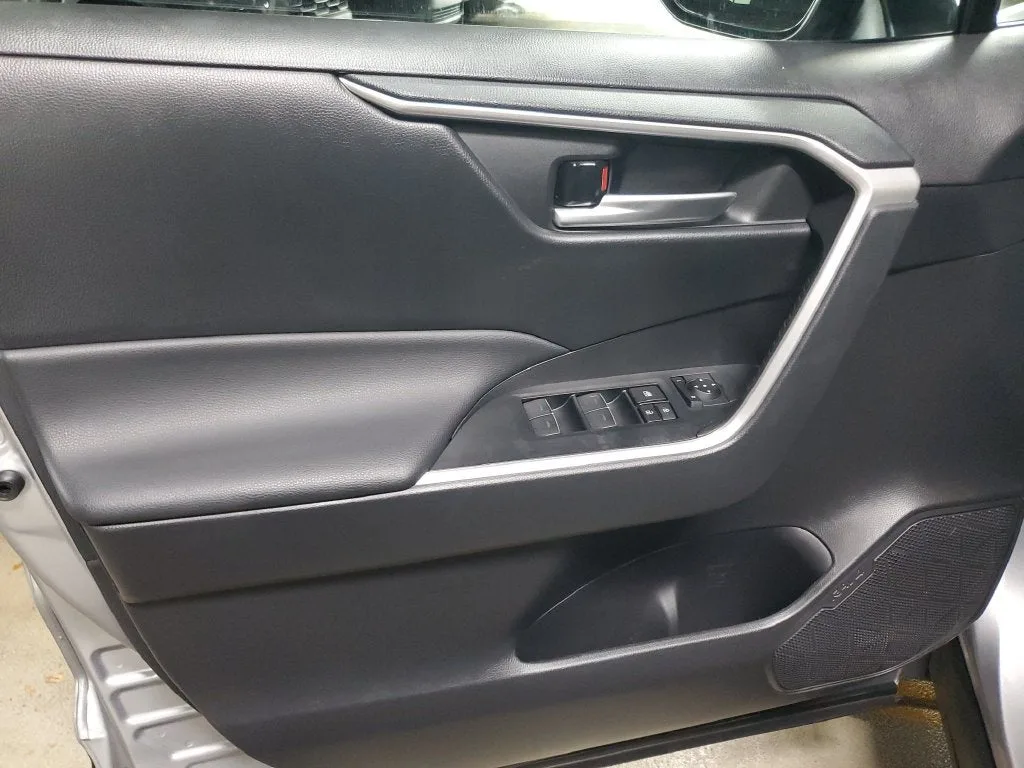 2023 Toyota RAV4 XLE photo 18